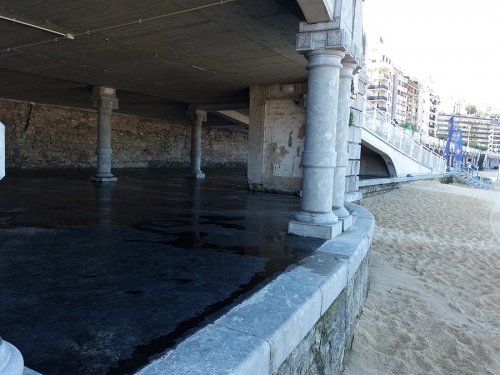 Asfalto Fundido en Voladizo Playa Concha en Donostia - San Sebastián.