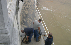 Asfalto galdatua Kontxako Ondartzako arrapalean. Donostia