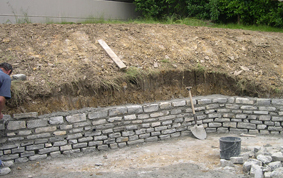 Acondicionamiento de jardín y muro. Villa particular