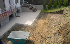 Acondicionamiento de jardín y muro. Villa particular