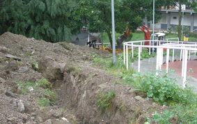 Canalización de agua en zona ajardinada Paseo Larratxo