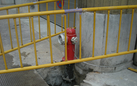 Colocación de boca de riego de incendios en Calle Easo