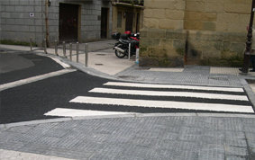 Pavimentación con aglomerado en un paso de peatones en Parte Vieja