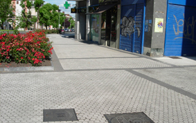Pavimentación con baldosa en Calle Arrizar