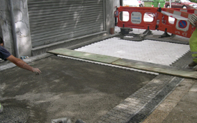 Pavimentación con baldosa en Calle Illumbe