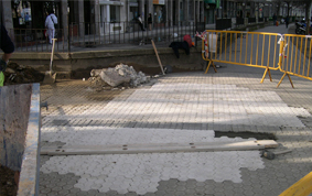 Pavimentación con baldosa en Paseo Bizkaia